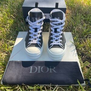 Size 42 B23 Dior high top sneaker